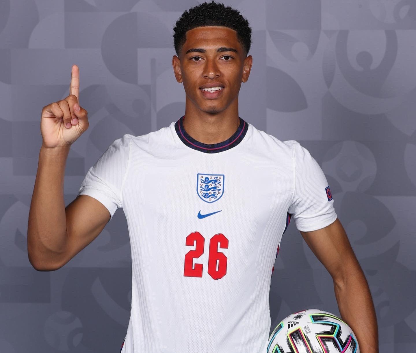 球星关键球命中后转身太霸气（球星命中关键一投后回身尽显霸气）