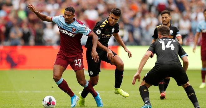 年轻中卫的成长速度吓人（年轻中卫的进步速度惊人）