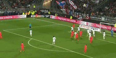 “罗马队友基情互动”，德罗西赛后新闻发布会被哲科亲吻（罗马队友暖心互动：德罗西在赛后发布会上被哲科亲吻）