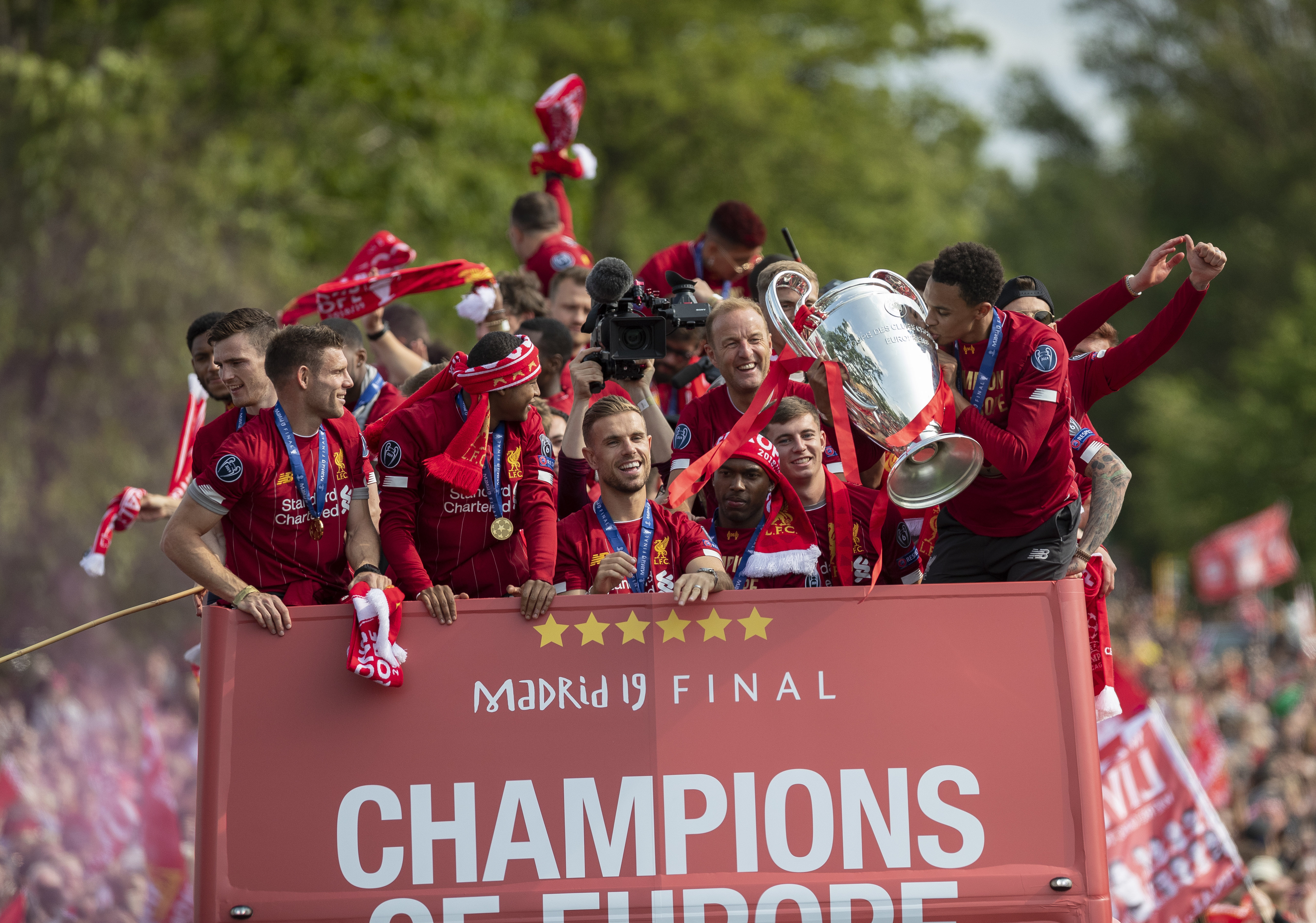 球队把主场气氛拉满（球队点燃主场氛围）