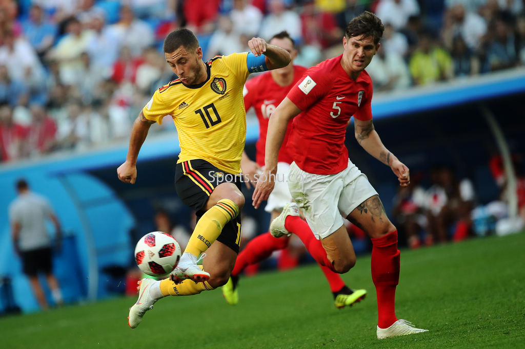 詹姆斯关键上篮锁定胜利（詹姆斯制胜上篮奠定胜局）