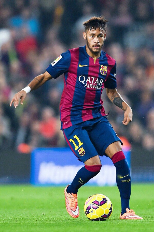 TA：前职业扑克选手执教球队升入奥超，善于理性做出战术调整（TA：从职业扑克到主帅，他率队升上奥超，理性决策精于战术调整）