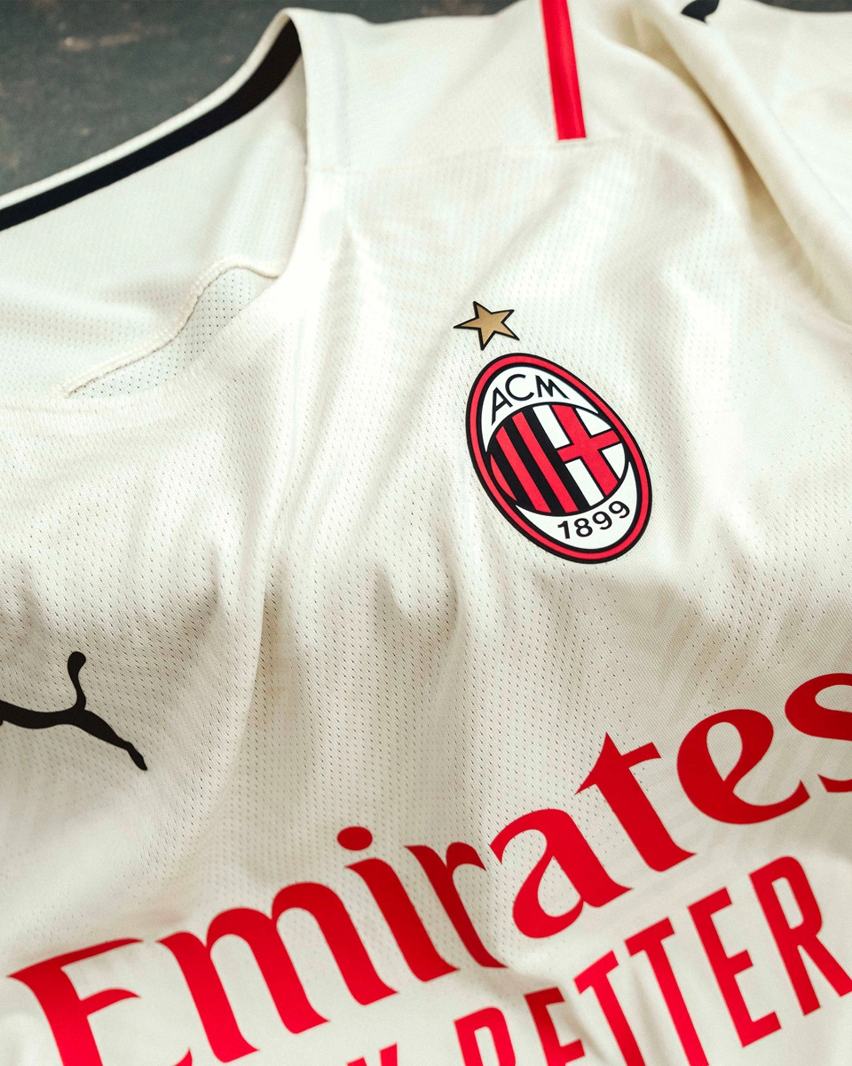 TA：巴萨伤病激增&体能改革失效，引发更衣室不满与矛盾升级（TA：巴萨遭伤病潮夹击，体能改革未见成效，更衣室不满升级）